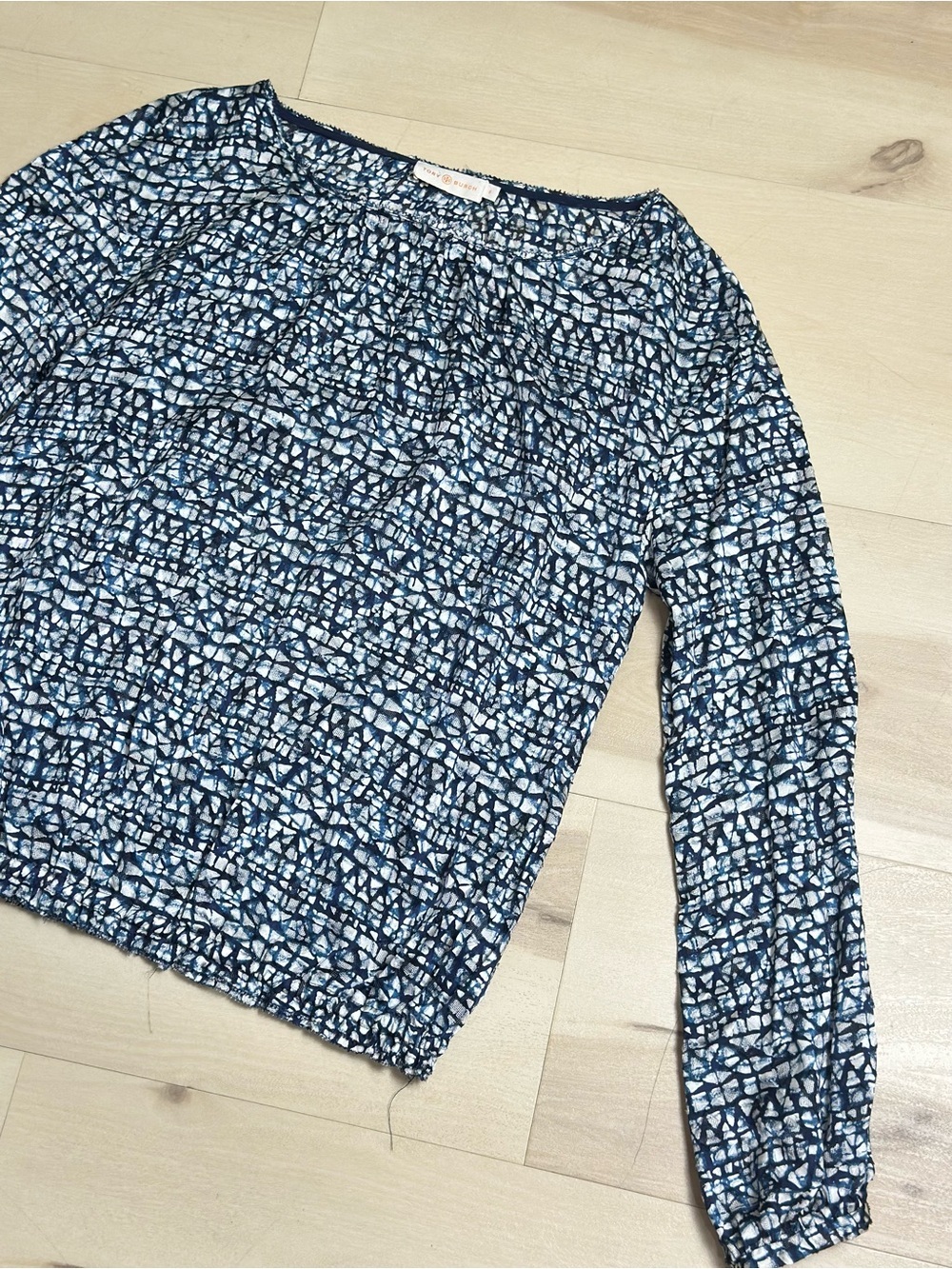 Tory Burch Silk Printed Honeycomb Blouse Top Sz 6 long sleeves geometric - Picture 3 of 8